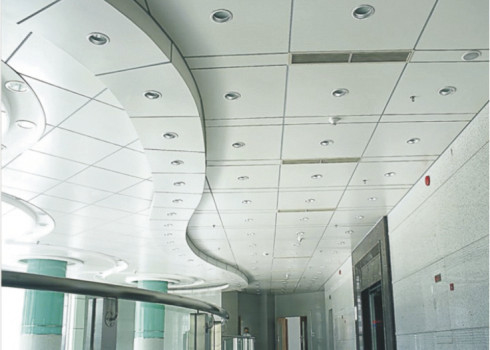Rozwijaj Zawieszony metalowy sufit Panel aluminiowy w kształcie litery K / prosta krawędź Do hal wystawienniczych